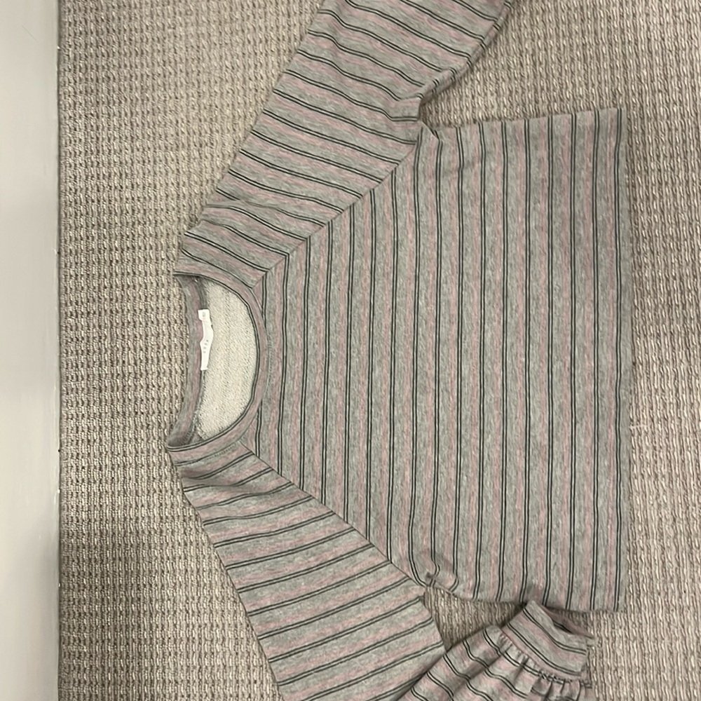 Cute cropped crew neck!!